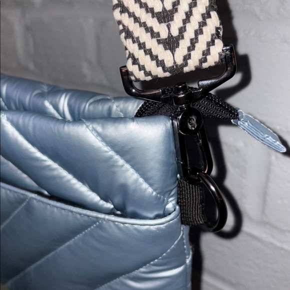 ๐ฆ Think Royln Diagonal Bum Bag. Pearl Gray/Ice Blue. Excellent Condition! - Picture 4 of 15